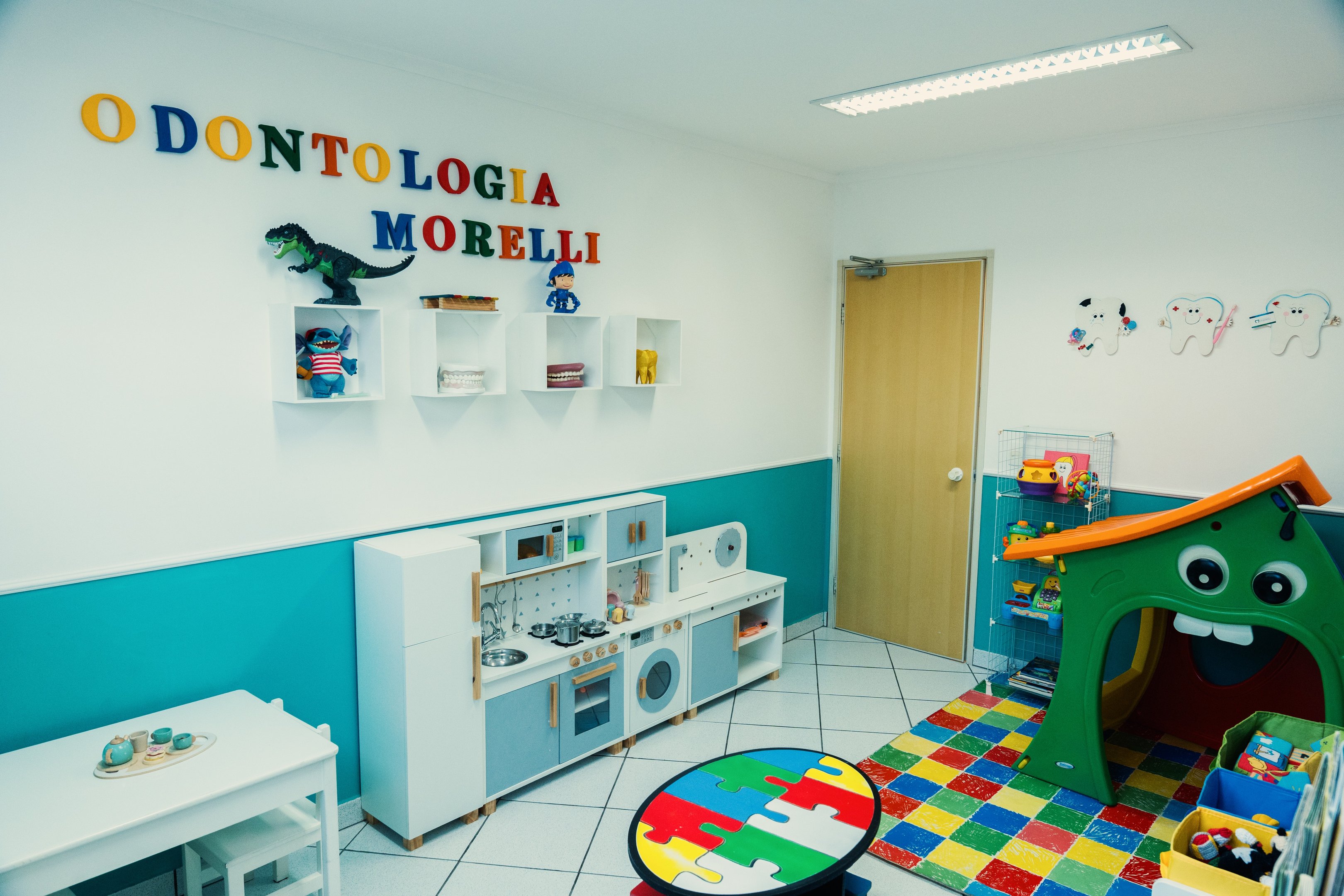 Brinquedoteca da Odontologia Morelli com letreiro colorido e brinquedos