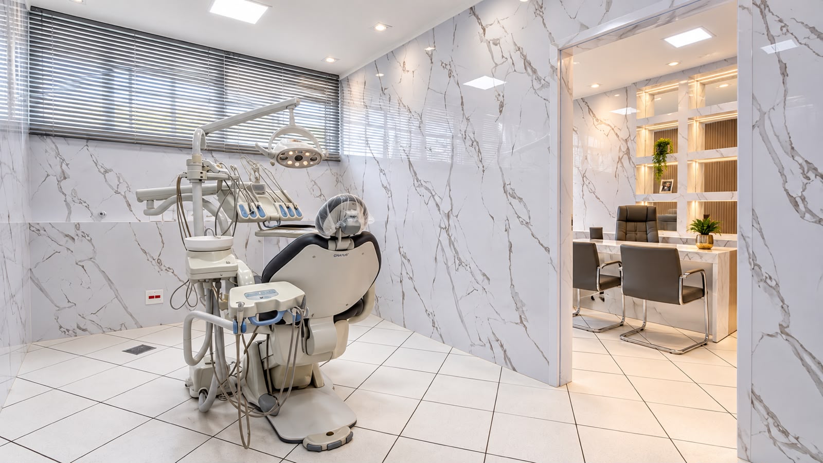 Sala de atendimento odontológico da Odontologia Morelli, com cadeira odontológica