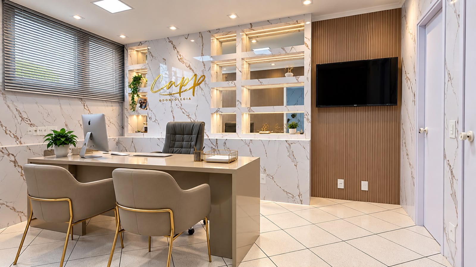 Mesa de consulta em sala de atendimento da Odontologia Morelli
