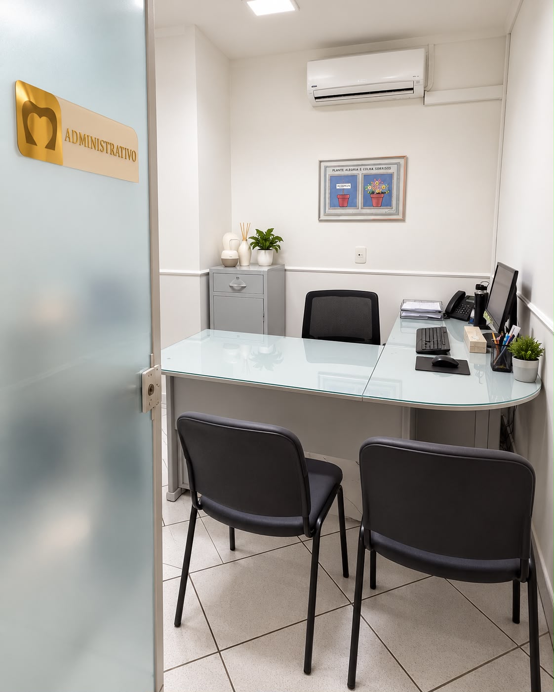 Sala administrativa da Odontologia Morelli, com mesa e cadeiras