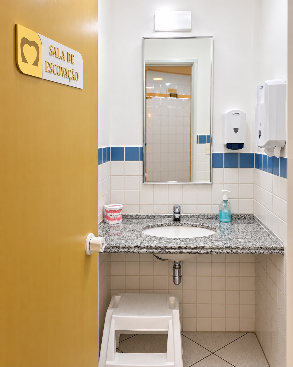 Sala de escovação da Odontologia Morelli, com pia e banqueta