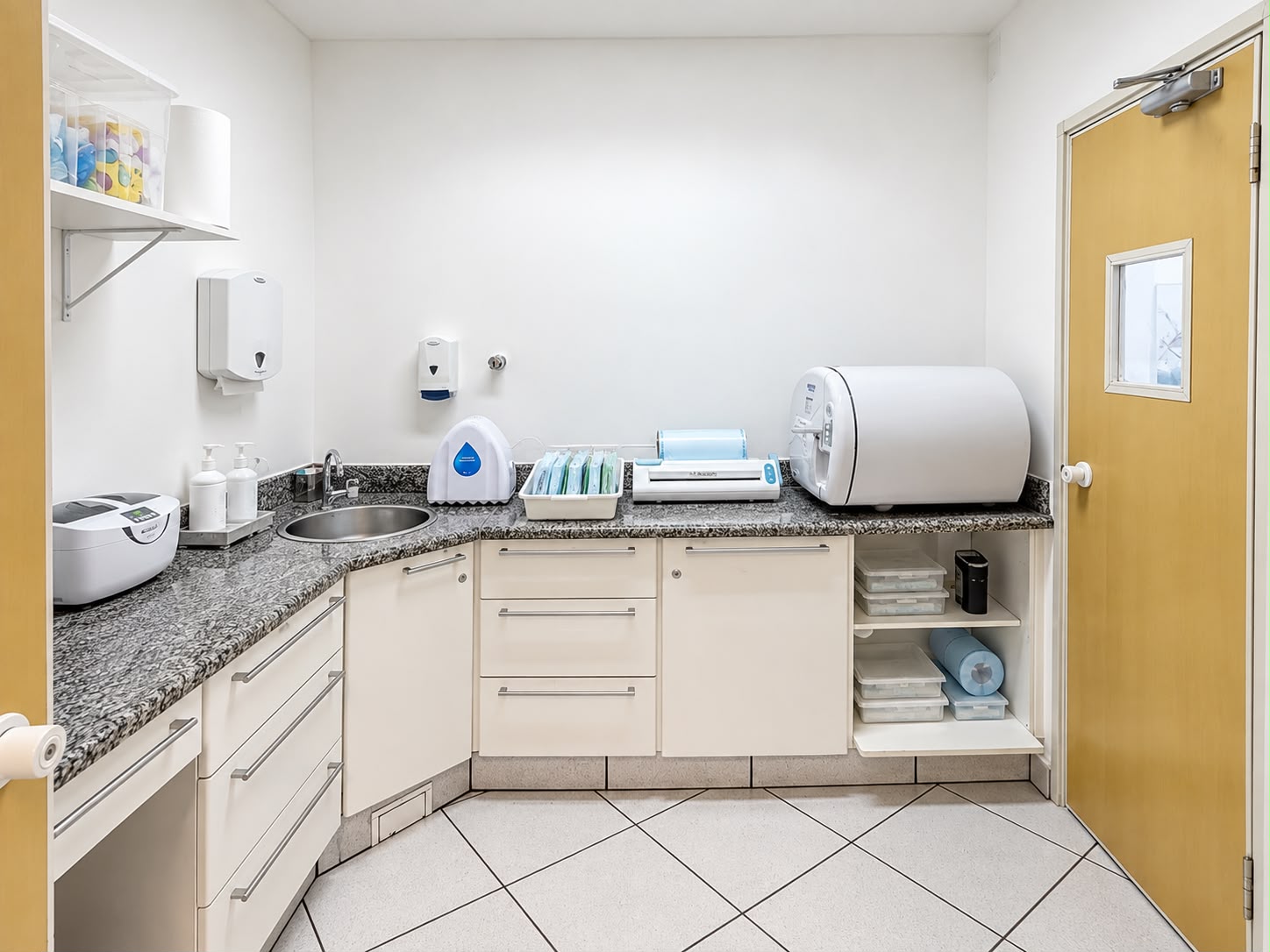 Sala de esterilização da Odontologia Morelli, com bancada e equipamentos