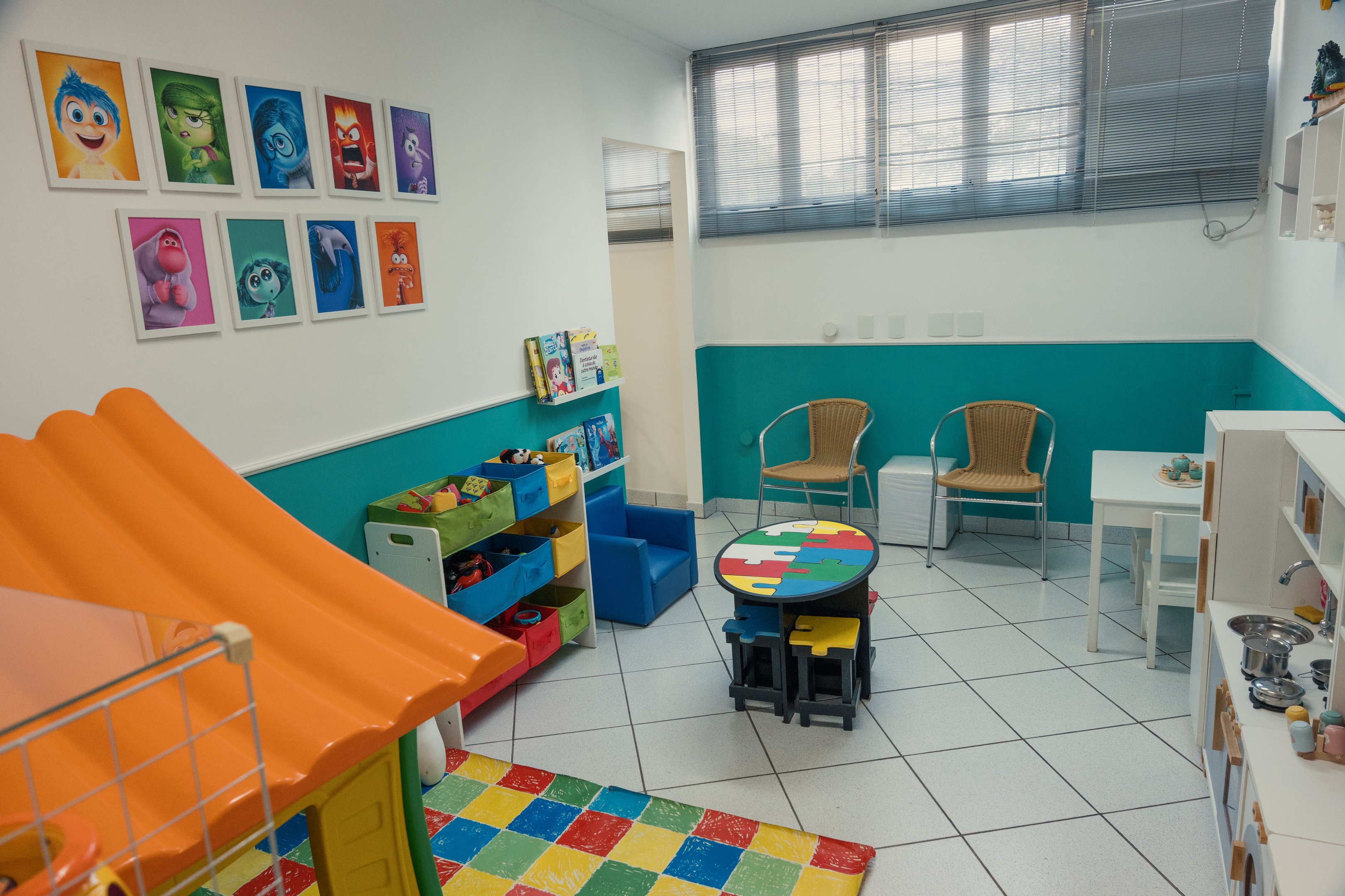 Sala kids da Odontologia Morelli com brinquedos, livros e móveis infantis